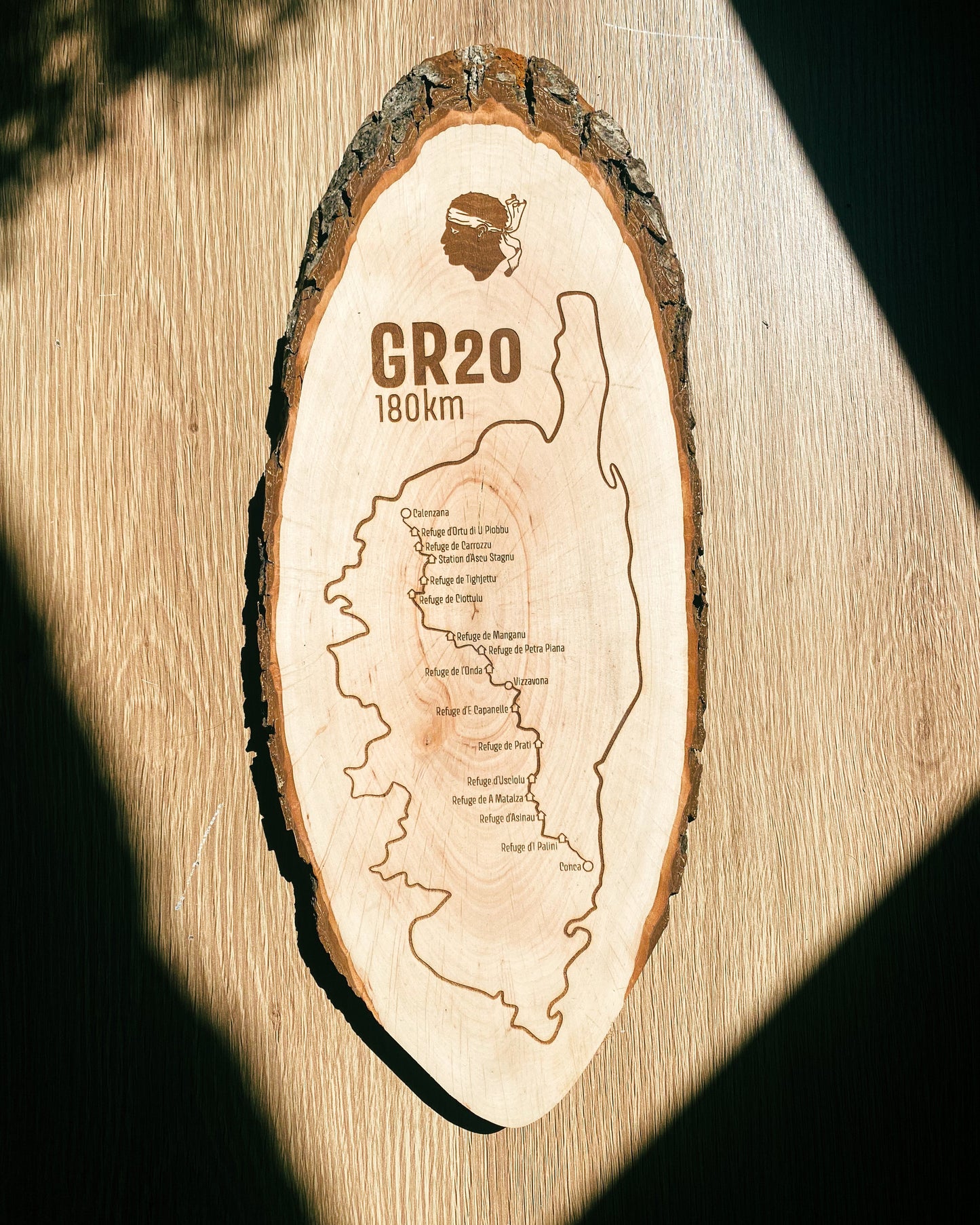 Tranche de bois de Aulne gravée avec le tracé du GR20