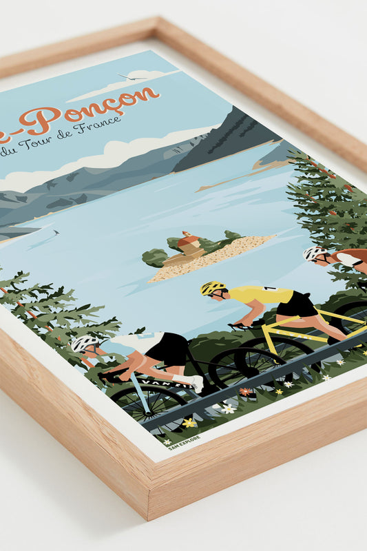 Affiche Serre-Ponçon Tour de France – passage des coureurs sur les routes alpines, cadre bois clair
