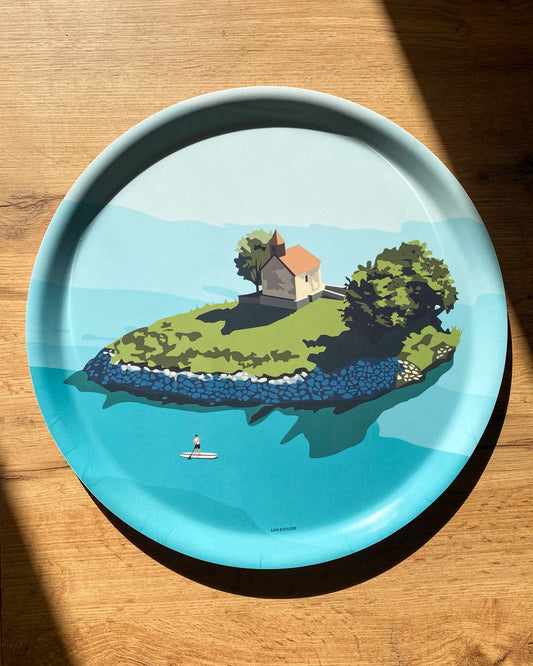 Plateau illustré en bois représentant la chapelle de la Baie Saint-Michel et un paddle sur le lac de Serre-Ponçon