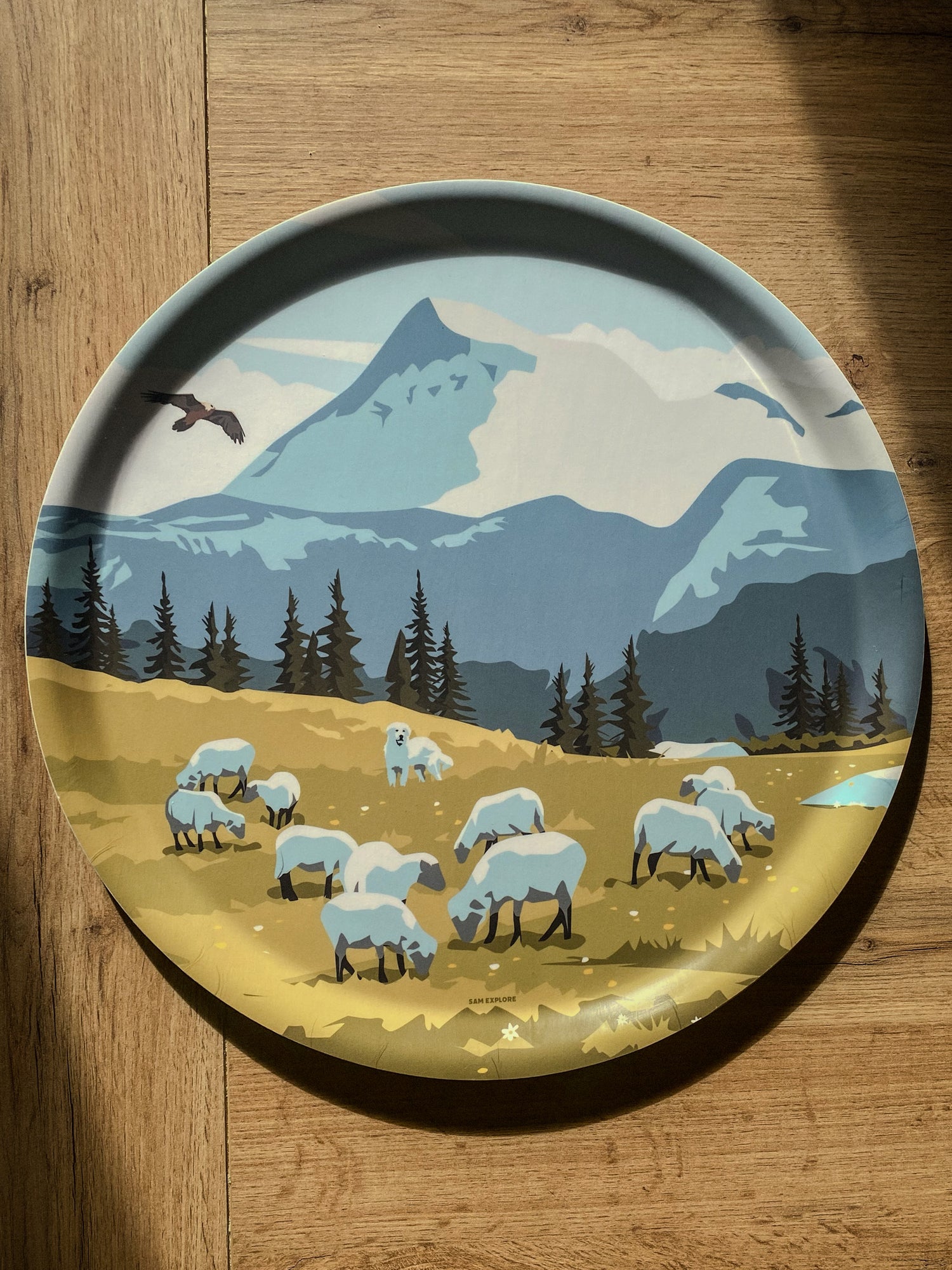 Plateau illustré Vieux Chaillol vu de haut, illustration d’un troupeau de moutons gardé par un patou devant le massif du Vieux Chaillol – création Sam Explore.