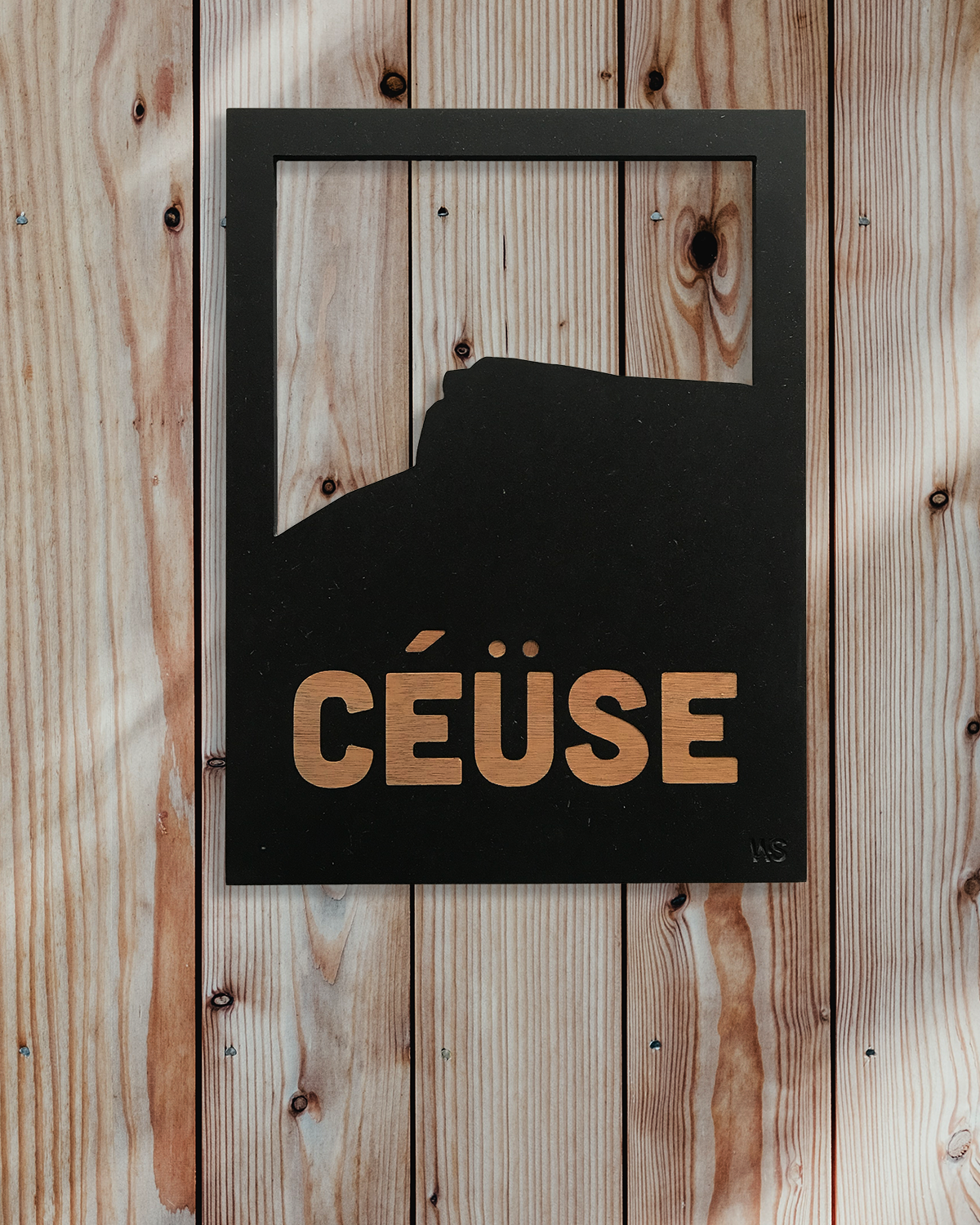 tableau en bois noir silhouette falaise de Céüse