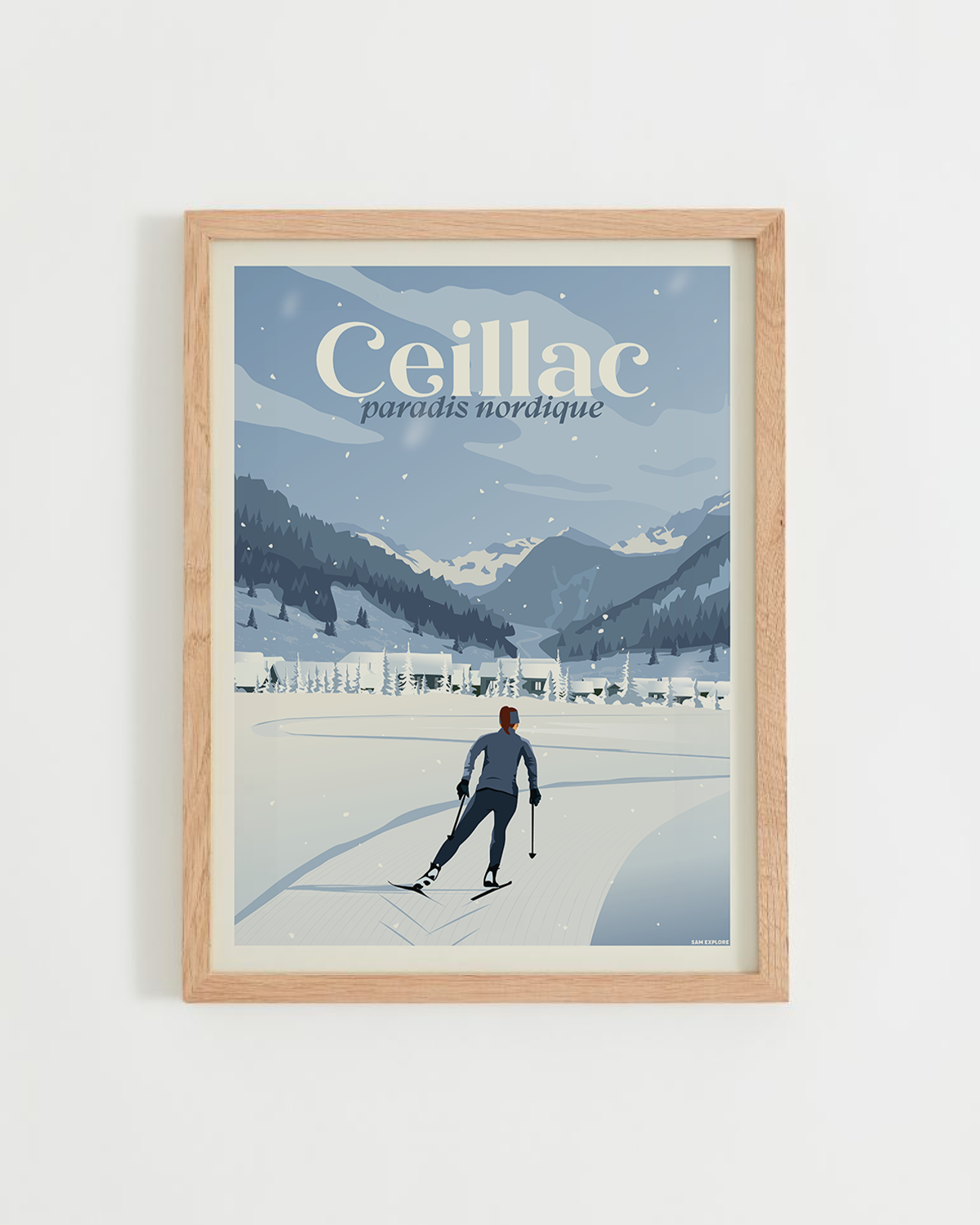 Affiche Ceillac - Paradis nordique représentant une femme en ski de fond devant le village enneigé de Ceillac, dans le Queyras, avec les montagnes en arrière-plan.
