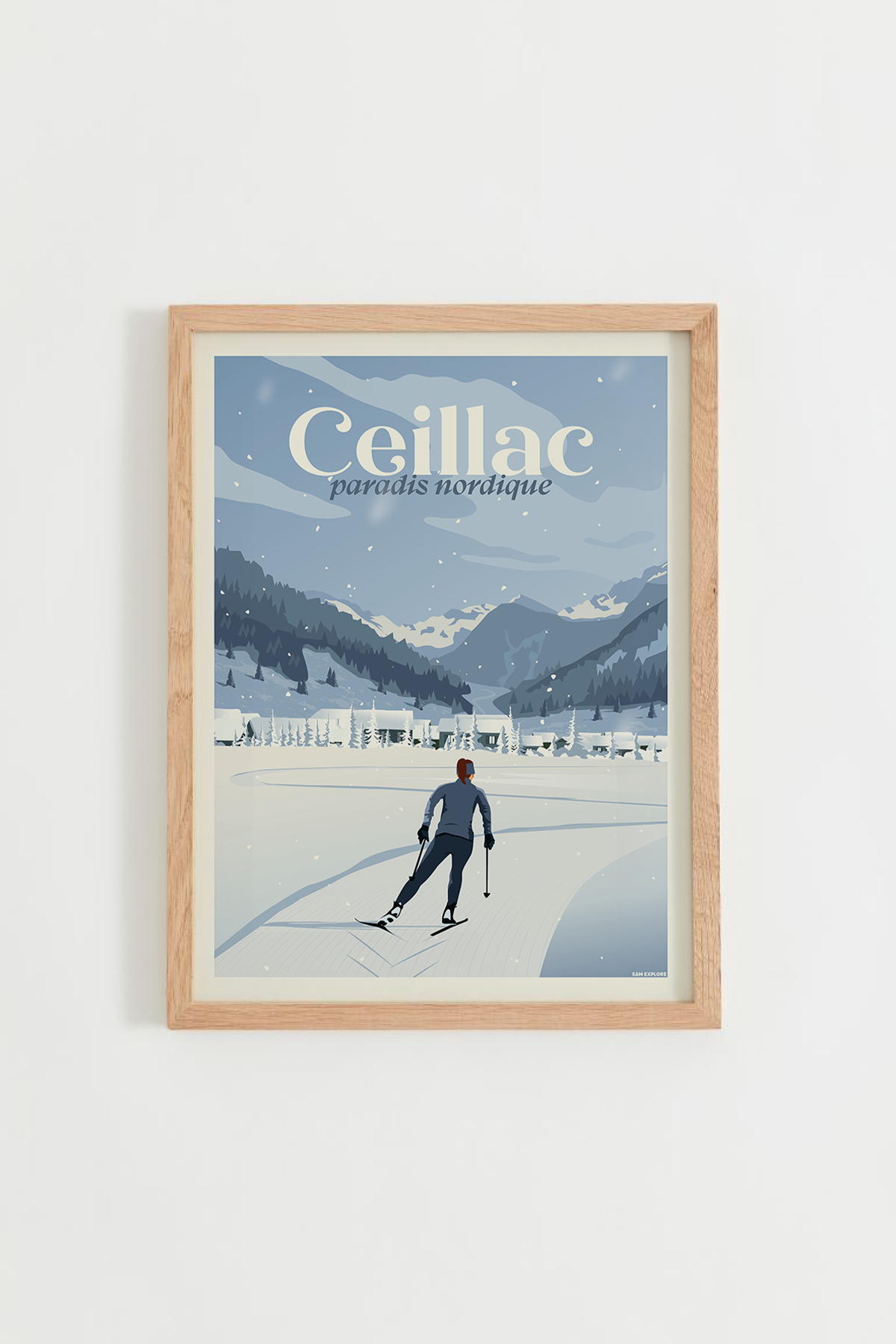 Affiche Ceillac - Paradis nordique représentant une femme en ski de fond devant le village enneigé de Ceillac, dans le Queyras, avec les montagnes en arrière-plan.
