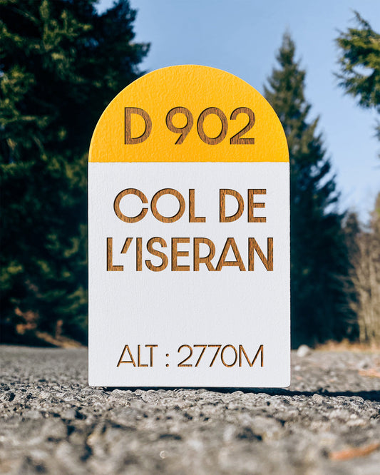 Borne classique Col de l'Iseran, bois de hêtre, peinture jaune et blanche 