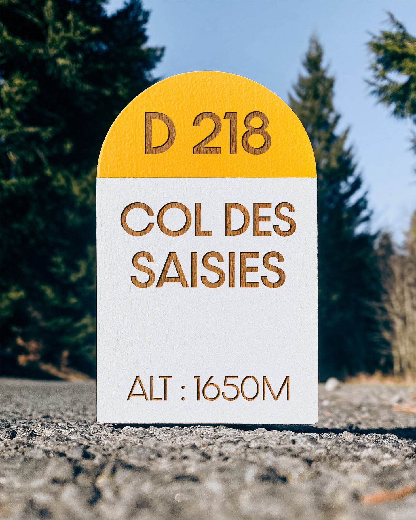Borne kilométrique en bois miniature col des saisies 