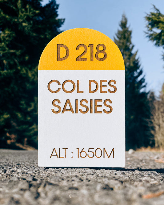 Borne kilométrique en bois miniature col des saisies 