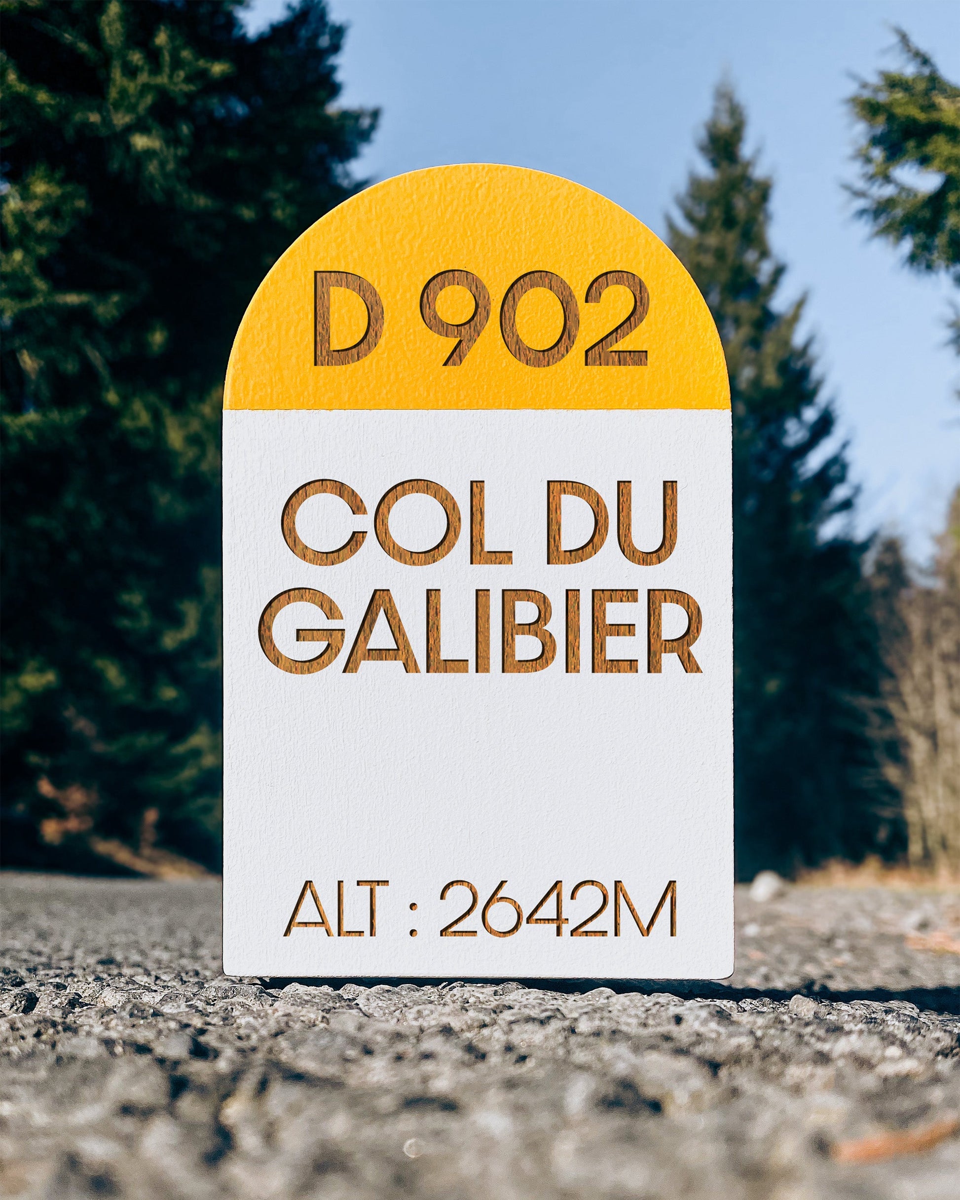 Borne miniature en hêtre gravée Col du Galibier