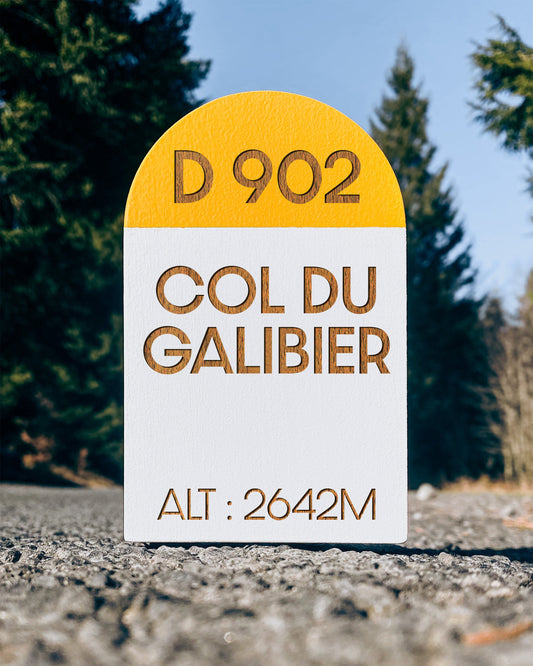 Borne miniature en hêtre gravée Col du Galibier