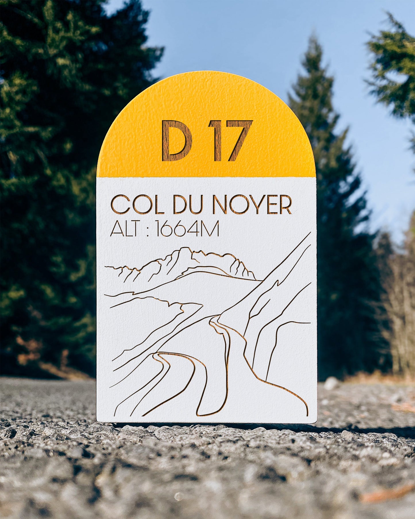 Borne kilométrique col du noyer altitude 1664m. Réalisation en bois de hêtre et peinture blanche et jaune
