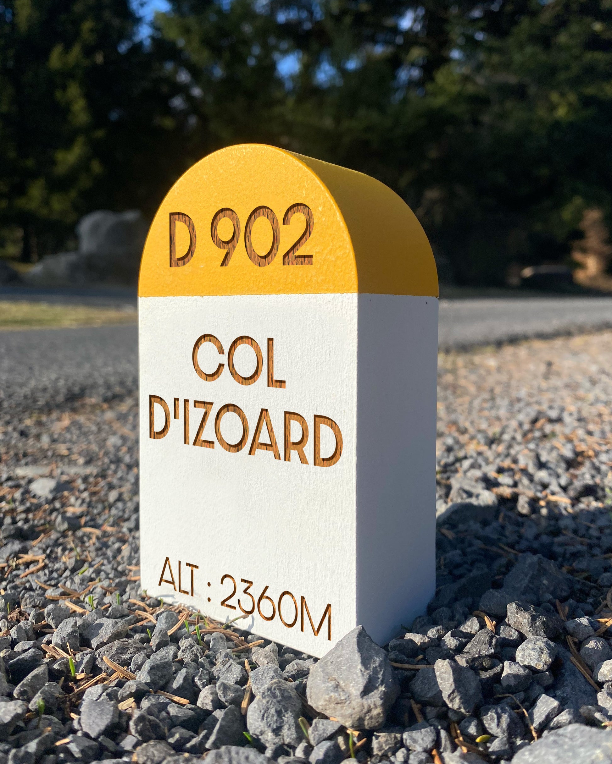 Borne kilométrique col d'izoard, altitude 2360m - création bois SAM EXPLORE
