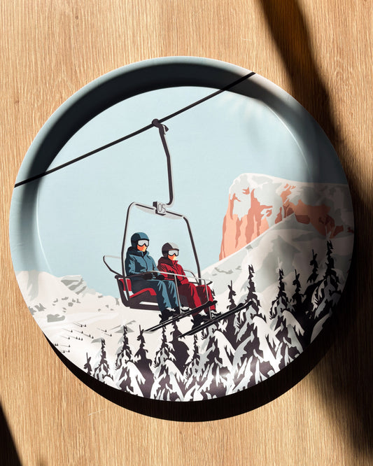 Grand plateau Pic de Bure Ø38 cm illustré avec deux skieurs sur un télésiège dans le Dévoluy