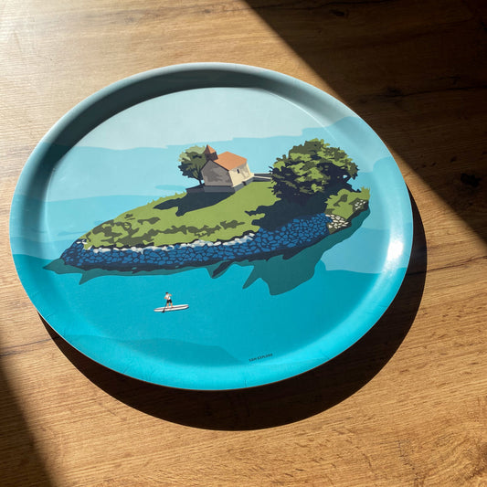 Plateau de service rond Sam Explore – vue de haut du modèle Lac de Serre-Ponçon avec chapelle Saint-Michel et paddle