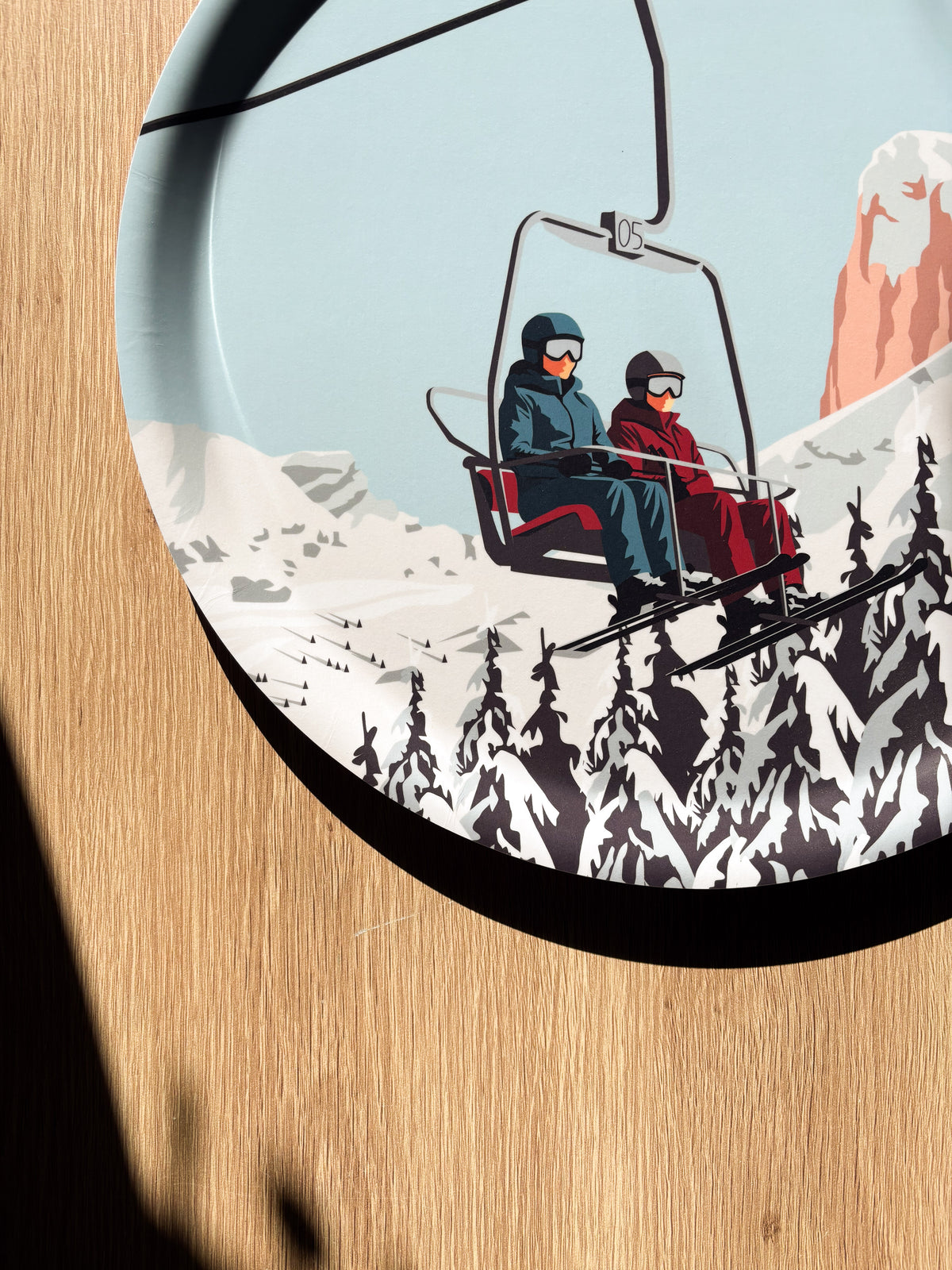 Plateau rond en bois illustré du Pic de Bure et d’un télésiège dans les Hautes-Alpes