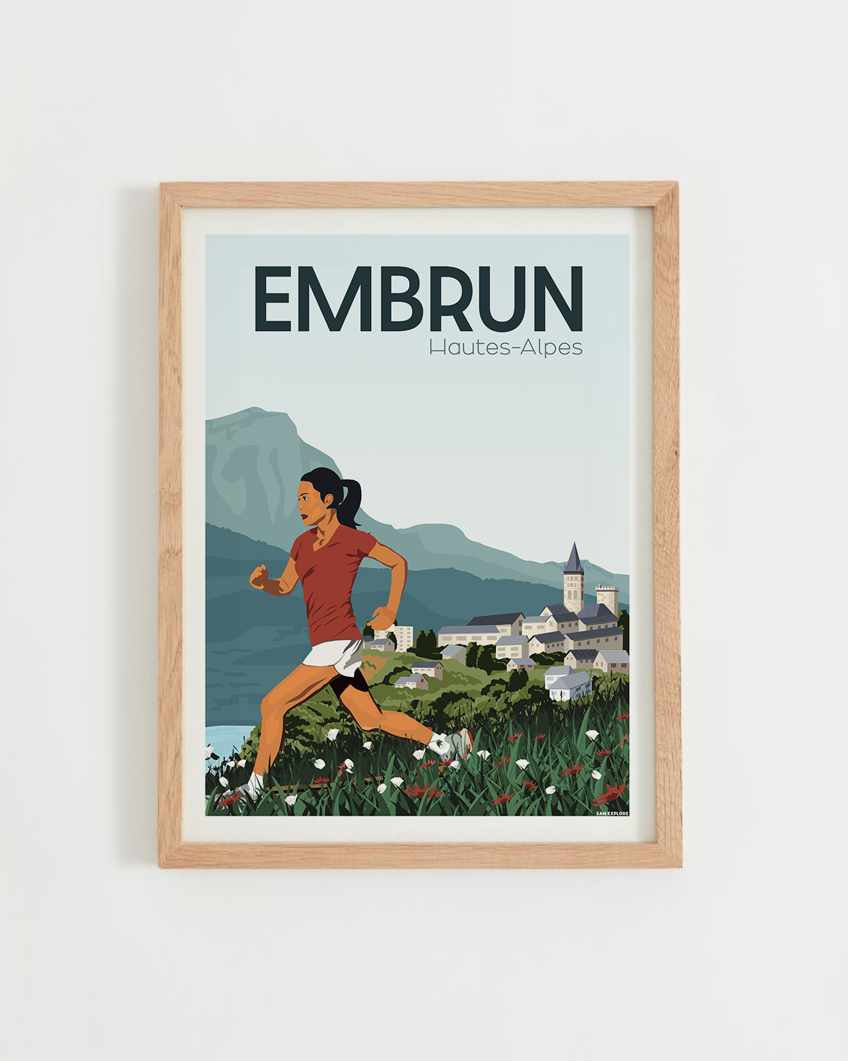 Affiche Embrun – traileuse devant le lac et le Mont Morgon, cadre bois clair