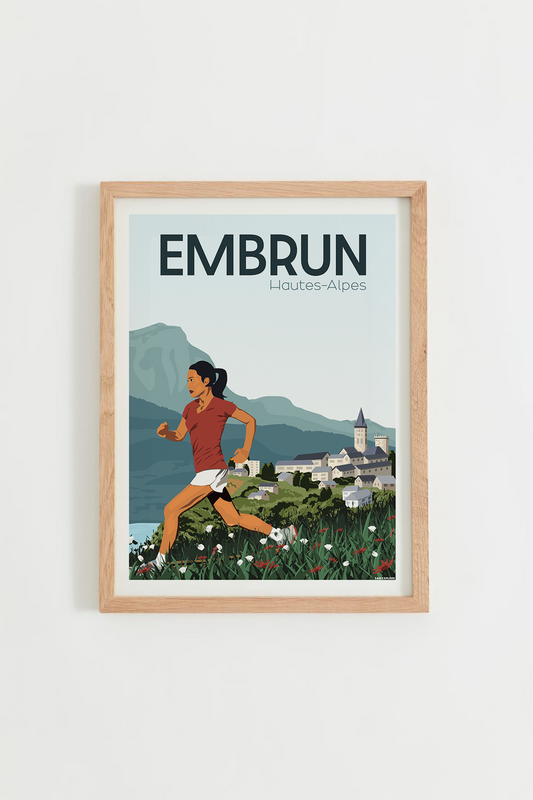 Affiche Embrun – traileuse devant le lac et le Mont Morgon, cadre bois clair