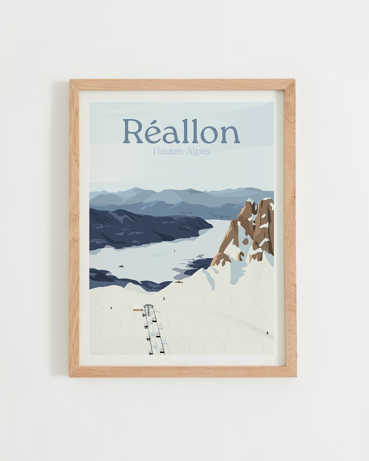 Affiche Réallon – station de ski avec vue sur le lac de Serre-Ponçon et les Aiguilles de Chabrières, cadre bois clair