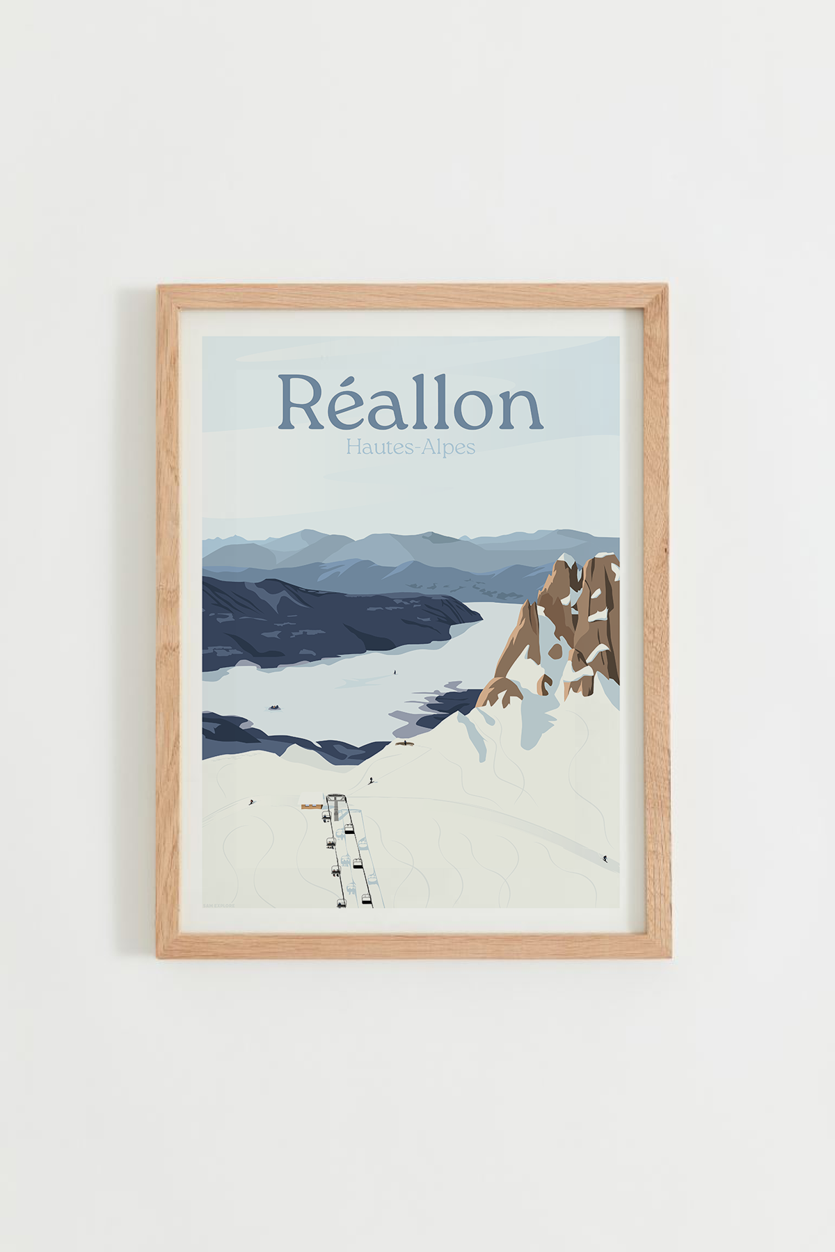 Affiche Réallon – station de ski avec vue sur le lac de Serre-Ponçon et les Aiguilles de Chabrières, cadre bois clair