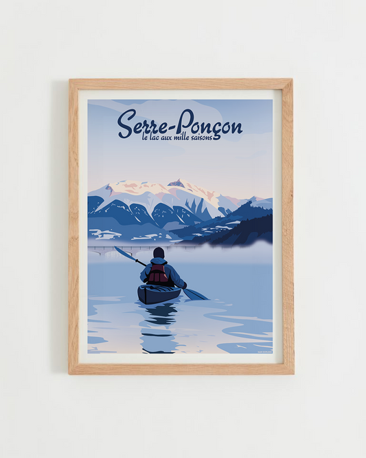 Affiche Serre-Ponçon kayak matinal, illustration hivernale sur le lac avec brume et montagnes enneigées