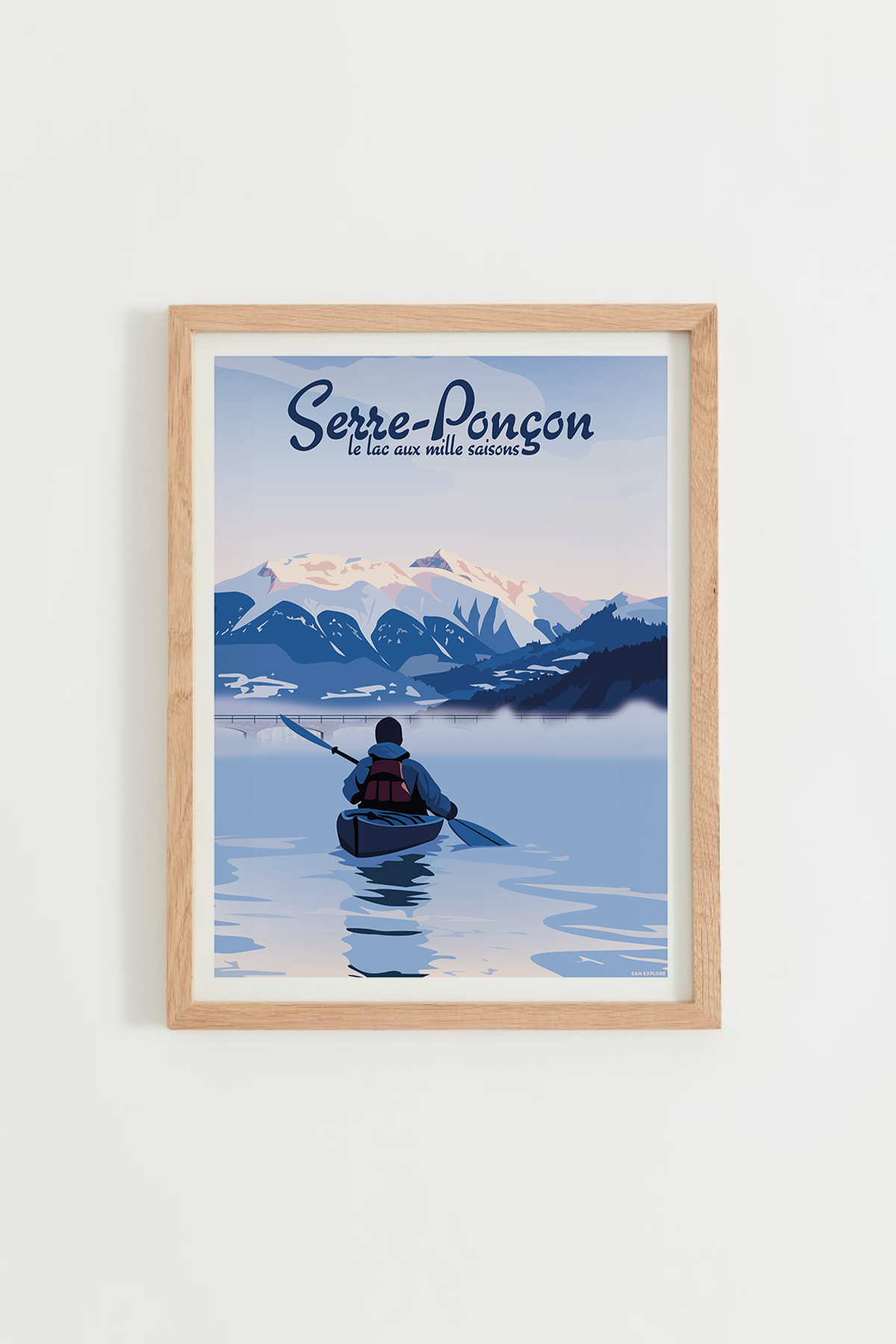 Affiche Serre-Ponçon kayak matinal, illustration hivernale sur le lac avec brume et montagnes enneigées
