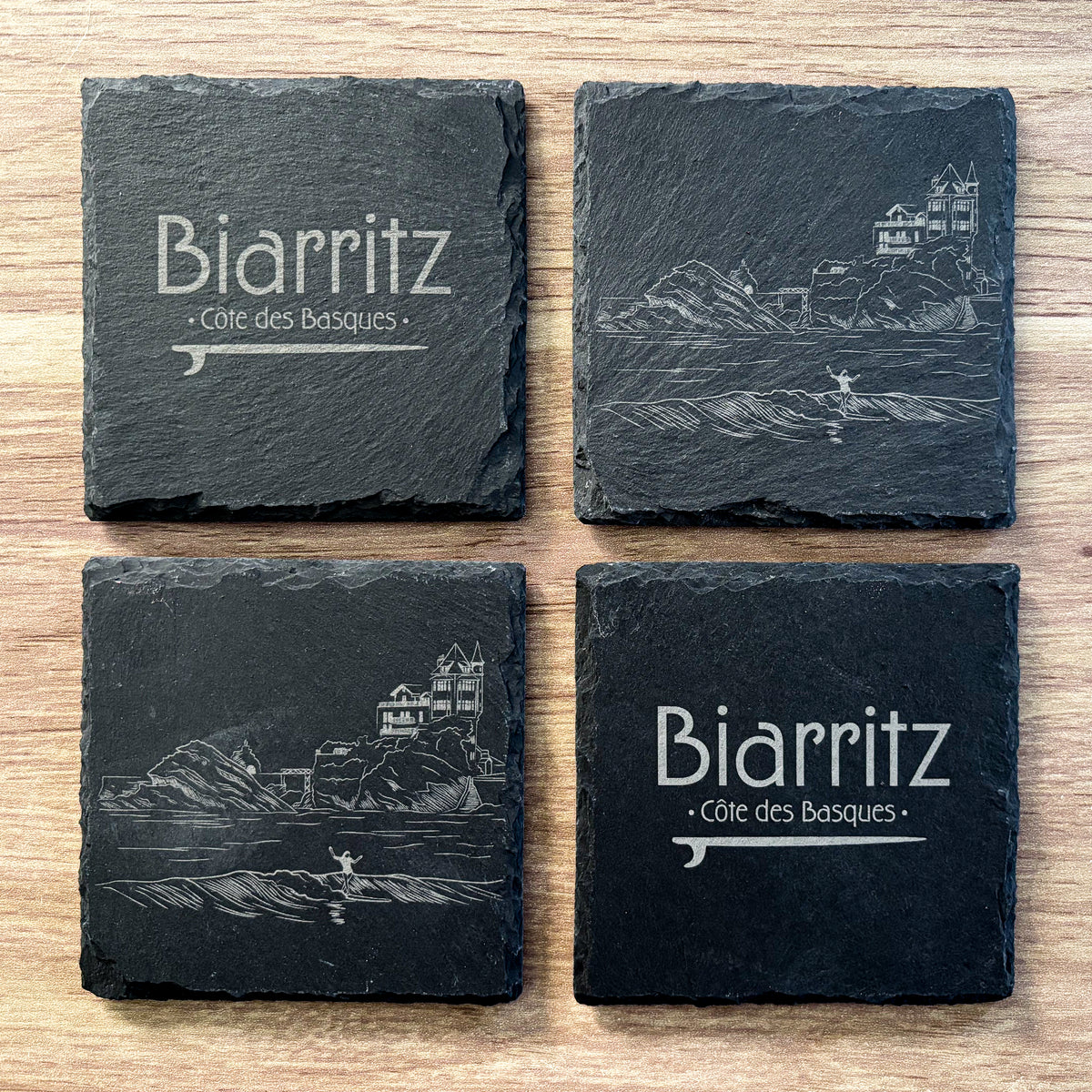Lot de quatre dessous de verre en ardoise Biarritz Côte des Basques, avec deux illustrations de la plage et deux inscriptions gravées