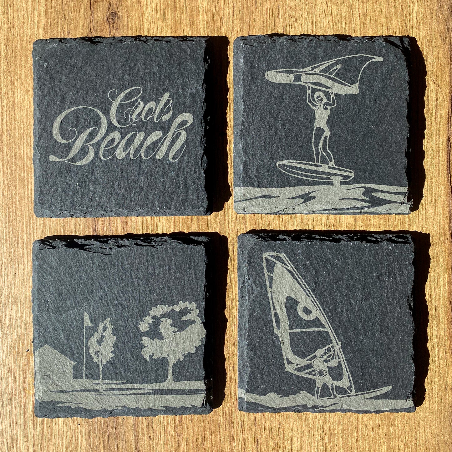 Set de dessous de verre en ardoise illustrant la plage de Chanterenne - Crots Beach, réalisé par Sam Explore
