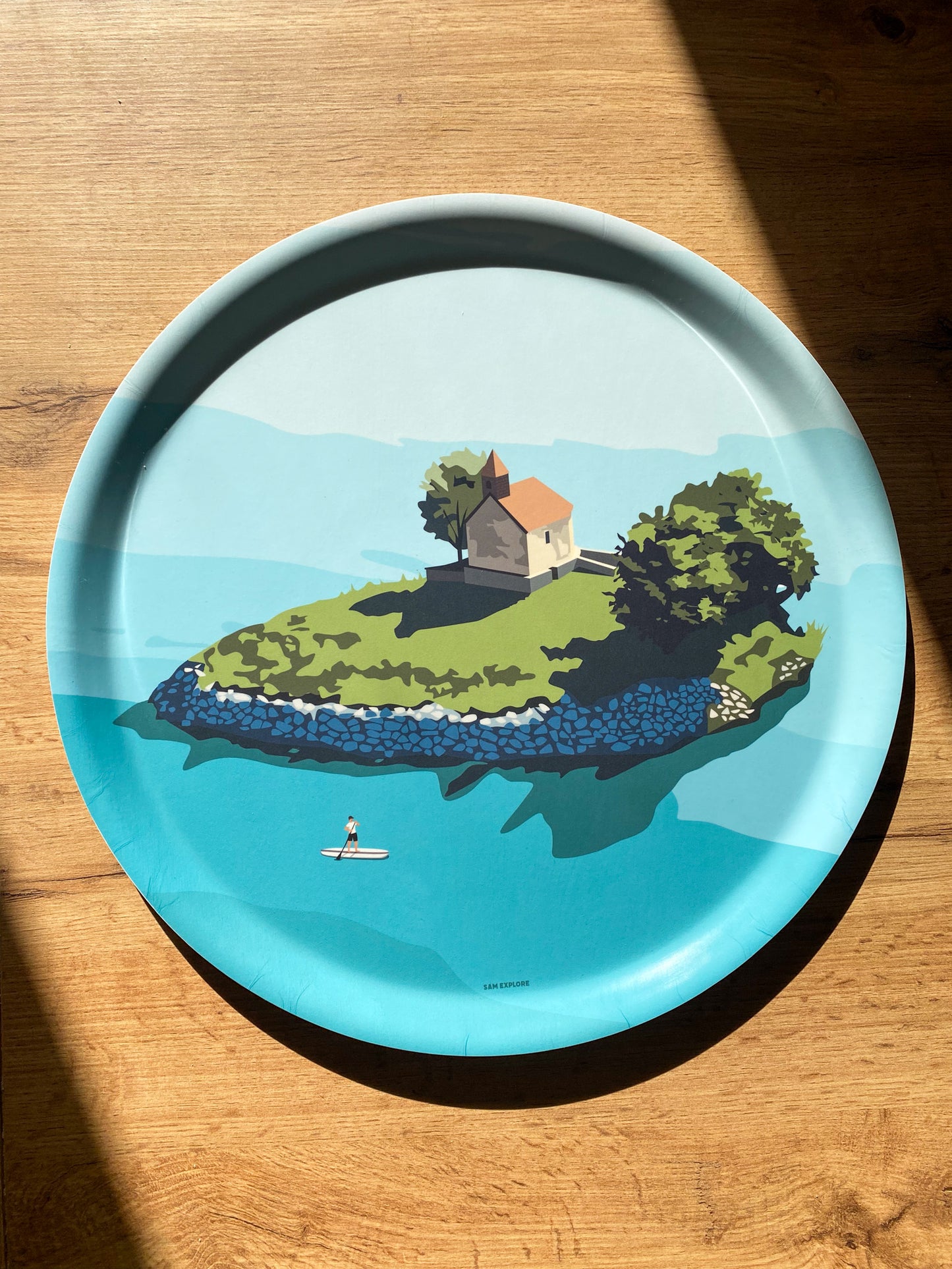 Plateau illustré en bois représentant la chapelle de la Baie Saint-Michel et un paddle sur le lac de Serre-Ponçon