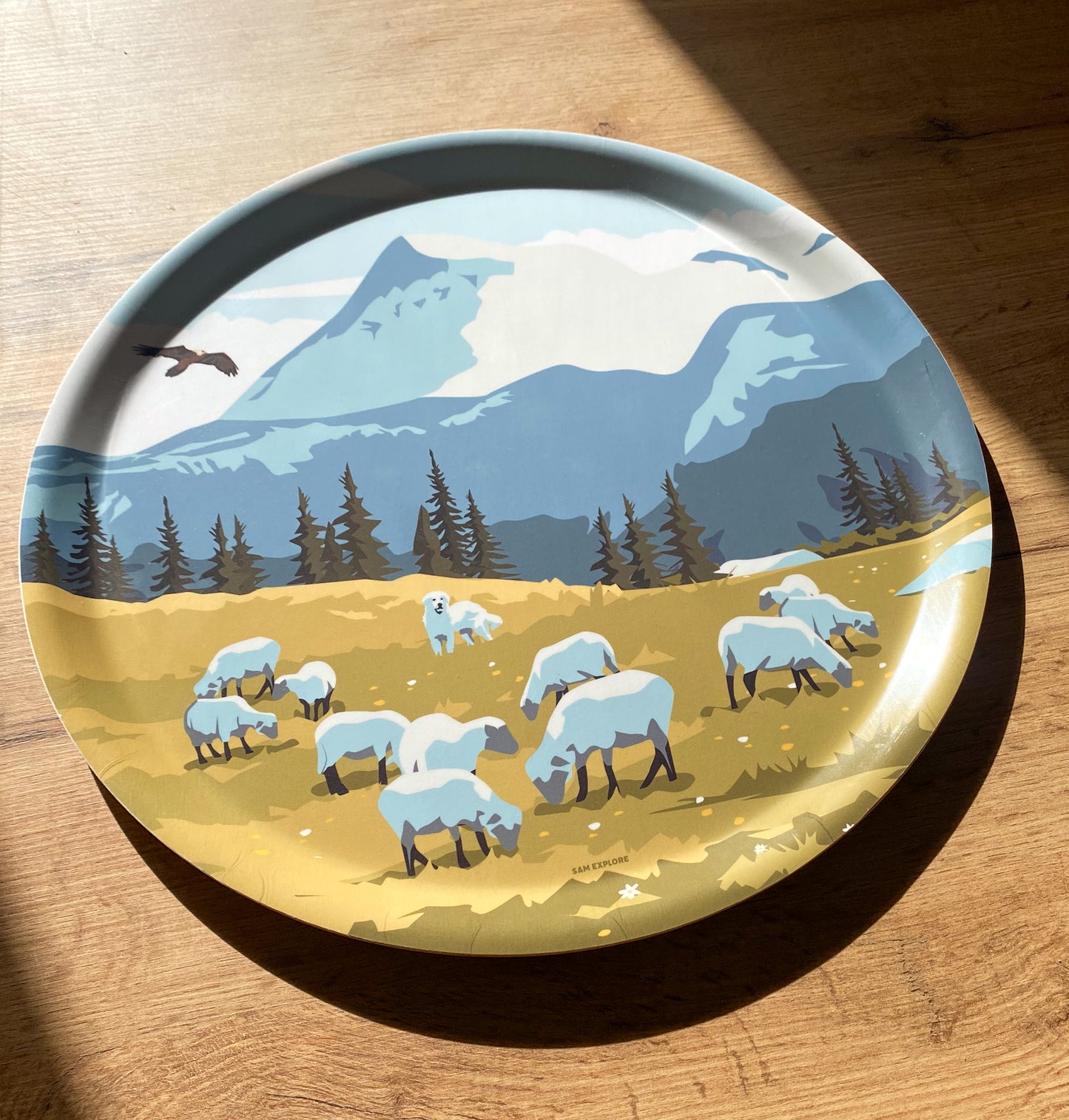 Plateau en bois de bouleau illustré Vieux Chaillol vu de biais, design Sam Explore avec scène pastorale et montagnes des Hautes-Alpes.