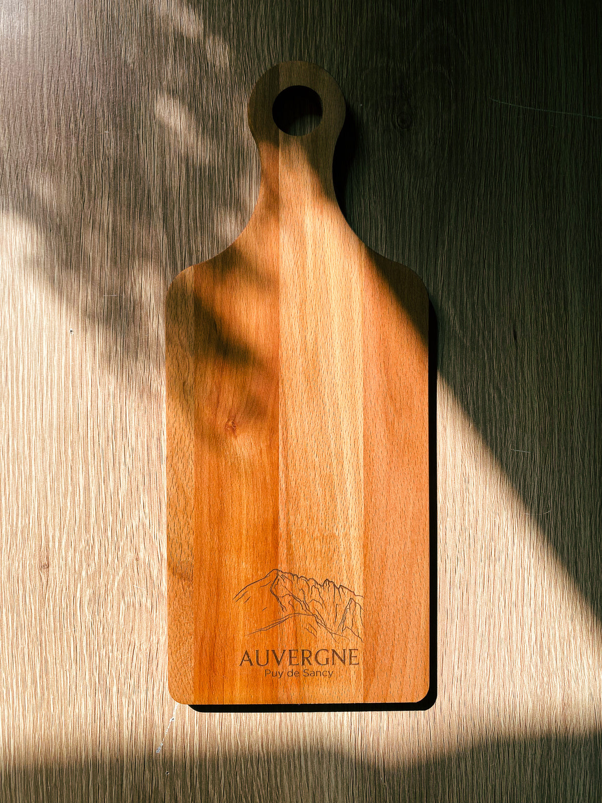 Planche apéritive en bois de hêtre 34 × 14 cm avec gravure du Puy de Sancy, poignée et cordelette en jute
