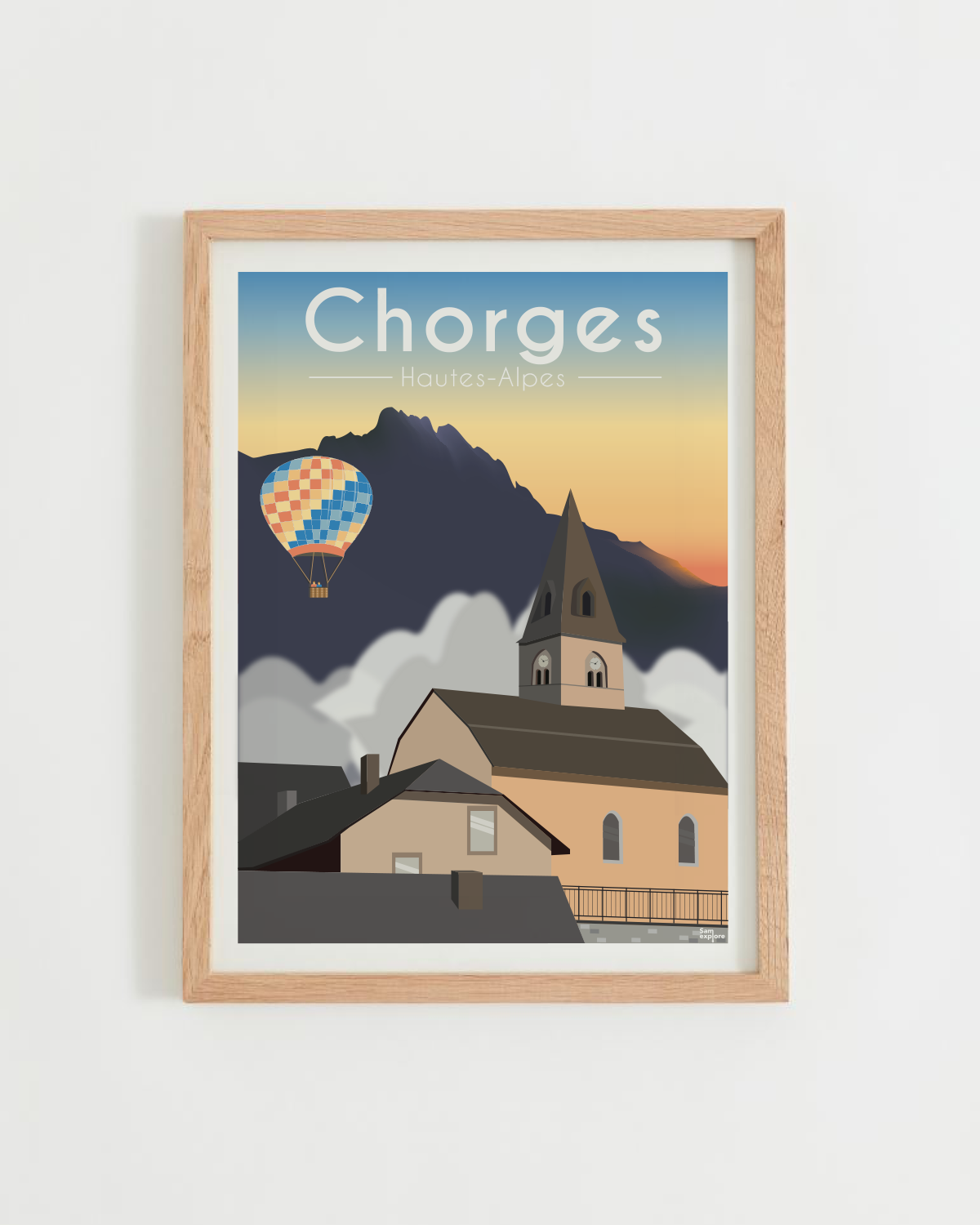 Affiche Chorges – village et église au lever du soleil, montgolfière et Aiguilles de Chabrières, cadre bois clair