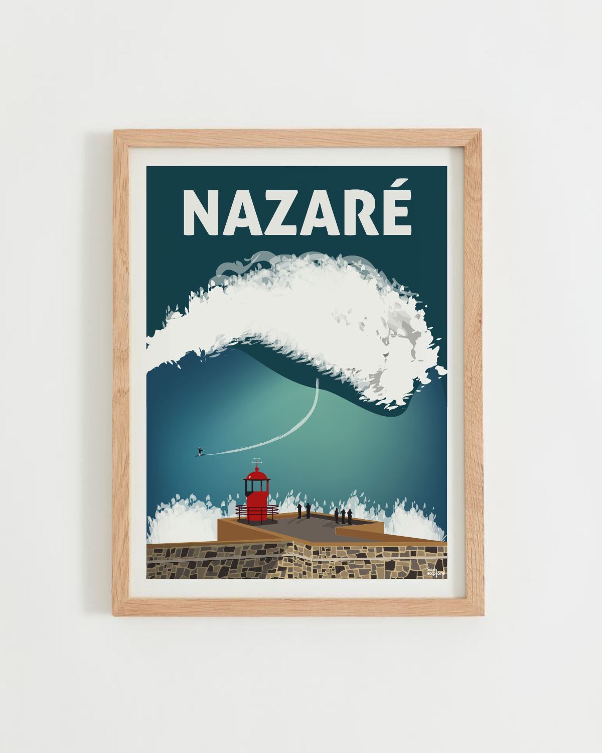 Affiche Nazaré – vague géante et phare rouge du Portugal, cadre bois clair