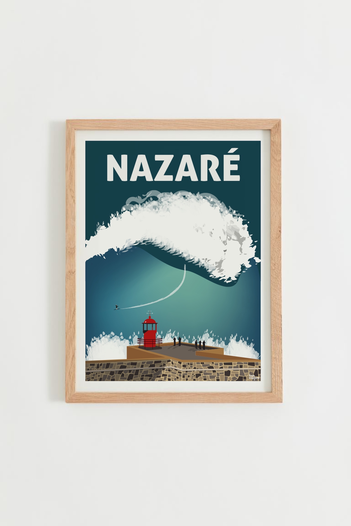 Affiche Nazaré – vague géante et phare rouge du Portugal, cadre bois clair