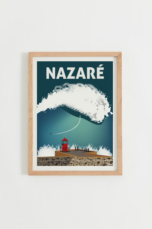 Affiche Nazaré – vague géante et phare rouge du Portugal, cadre bois clair