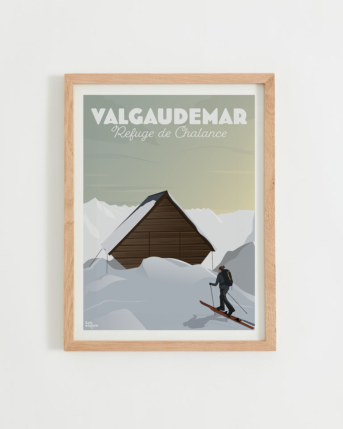 Affiche Refuge de Chalance – skieuse de randonnée devant le refuge enneigé, cadre bois clair