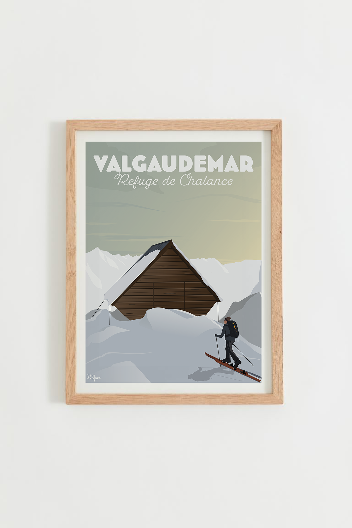 Affiche Refuge de Chalance – skieuse de randonnée devant le refuge enneigé, cadre bois clair